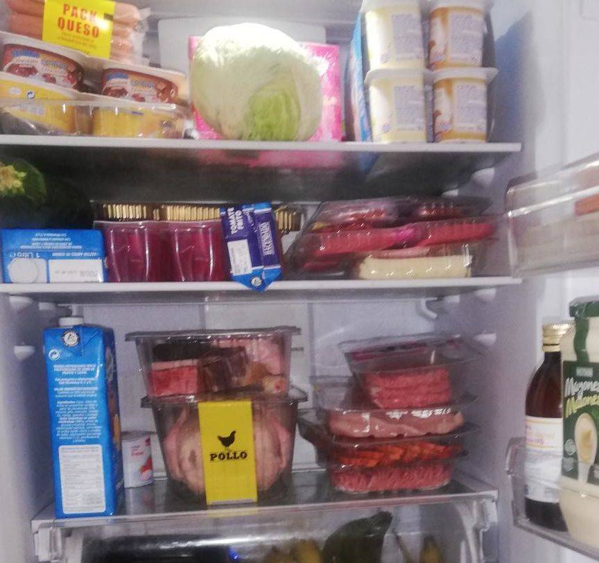 Mensajeros de La Paz le proporciona un plato de comida caliente tanto a ella como a sus hijos