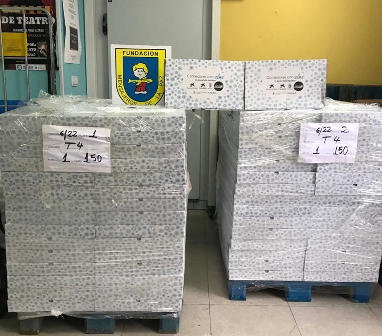 Recibiendo los 2.900 menús que Caixabank no ha hecho llegar para las familias vulnerables