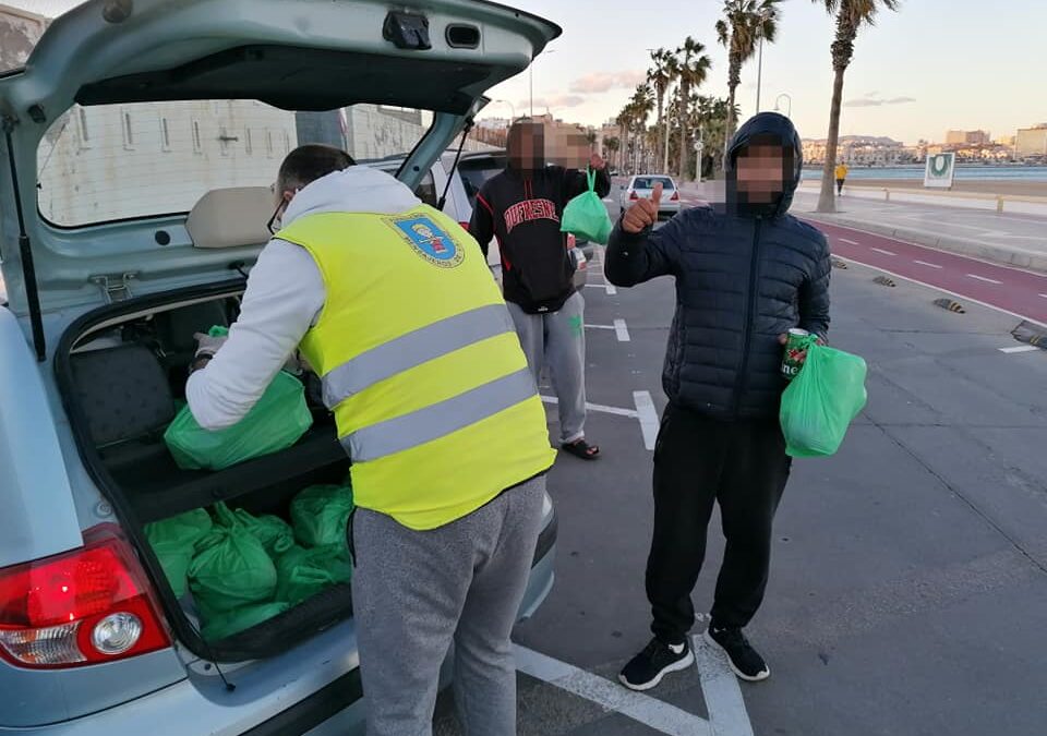 Reparto de la cena de Nochevieja en la ciudad de Melilla