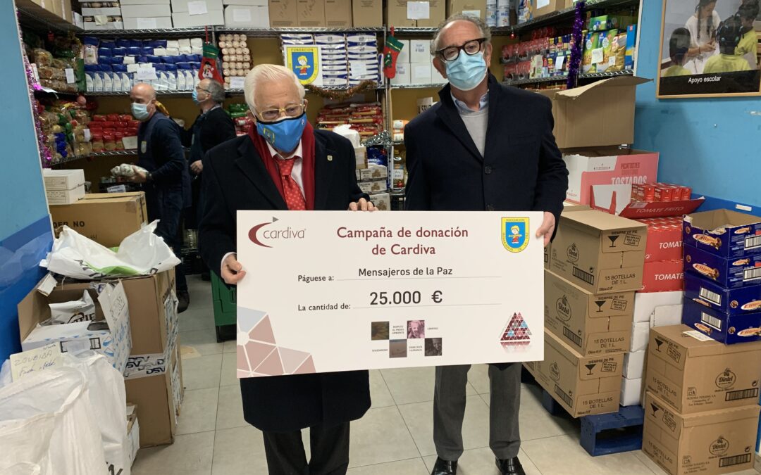 D. Ingnacio Vega, Presidente de #Cardiva entrega la donación a @paz_mensajeros
