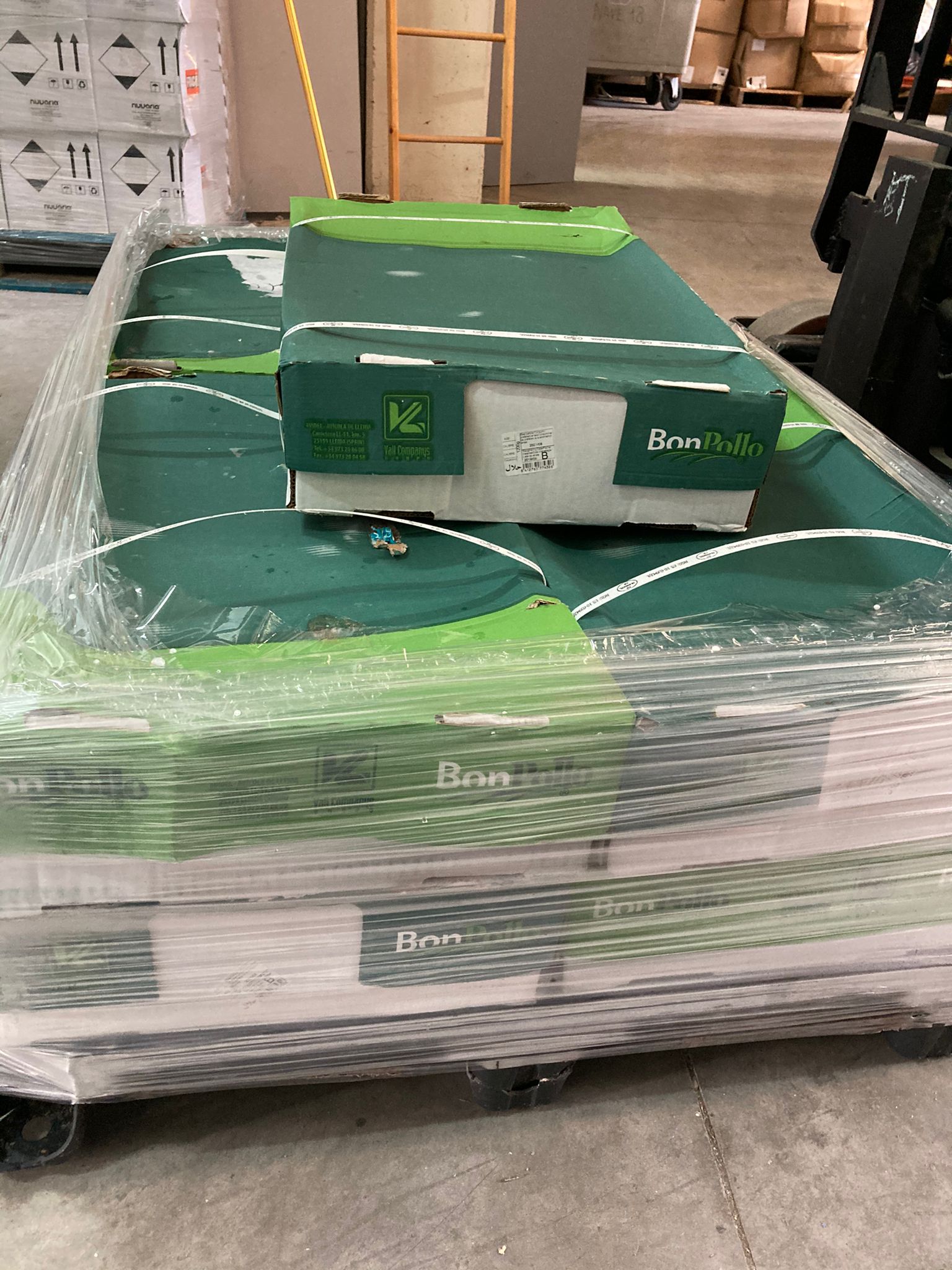 Hemos recibido de @UCALSA_España la donación de aceite, sal, azúcar y pollo.