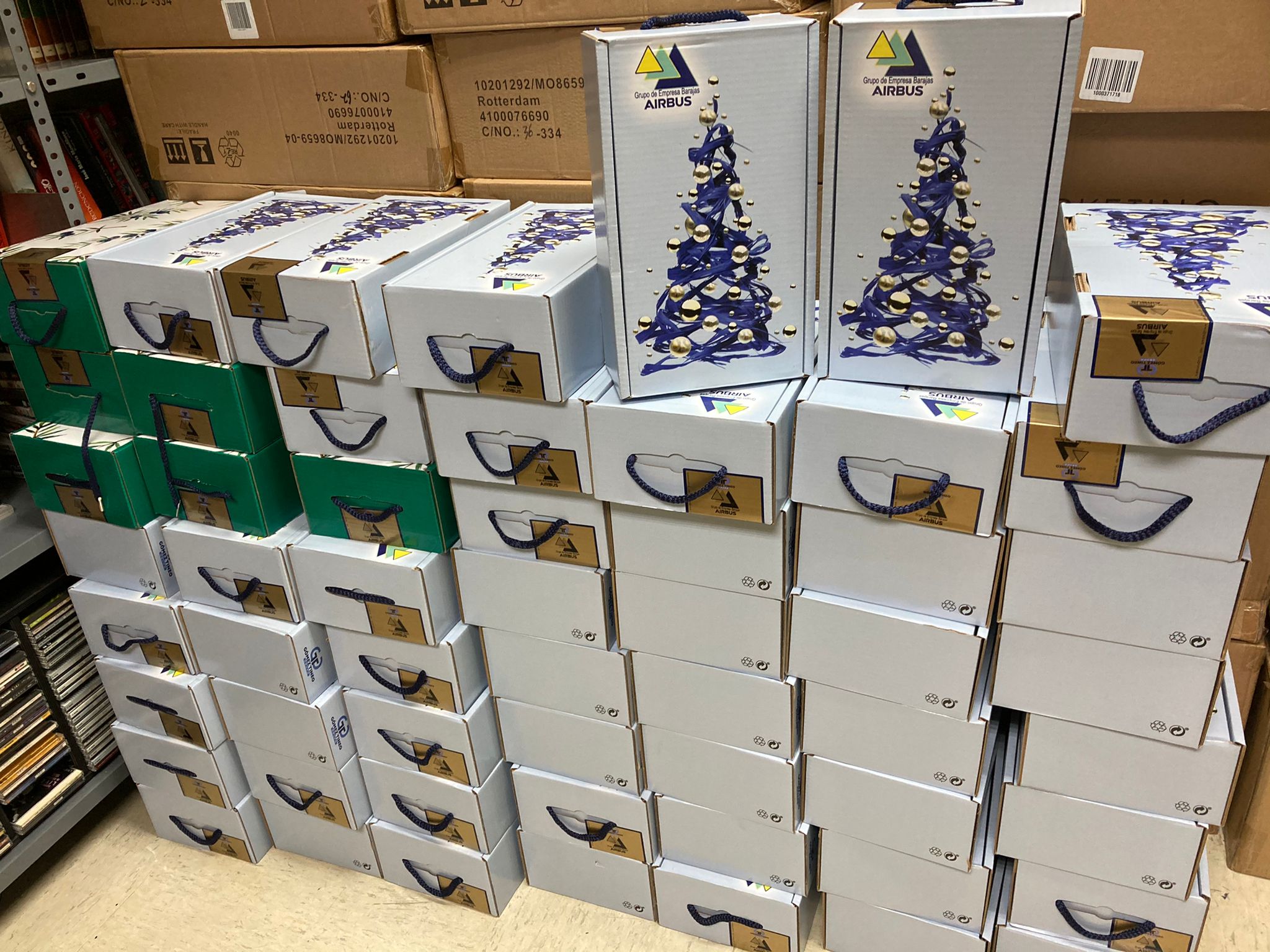 Nos han llegado otras 58 cestas de navidad de los trabajadores de Aibus Barajas