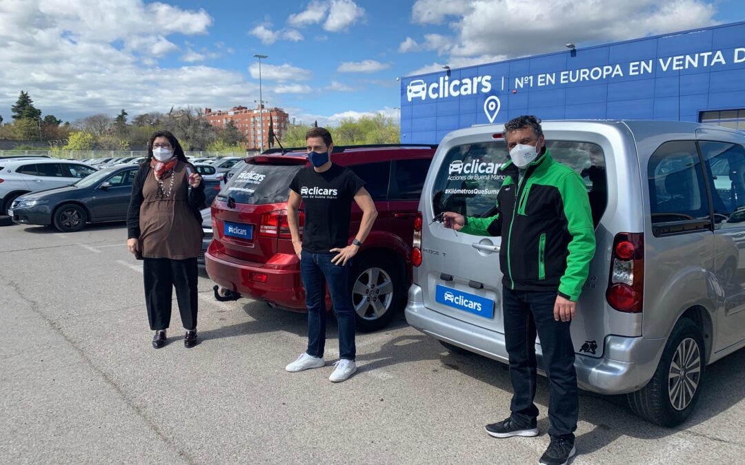 Clicars cede tres nuevos vehículos para colaborar con Mensajeros de la Paz