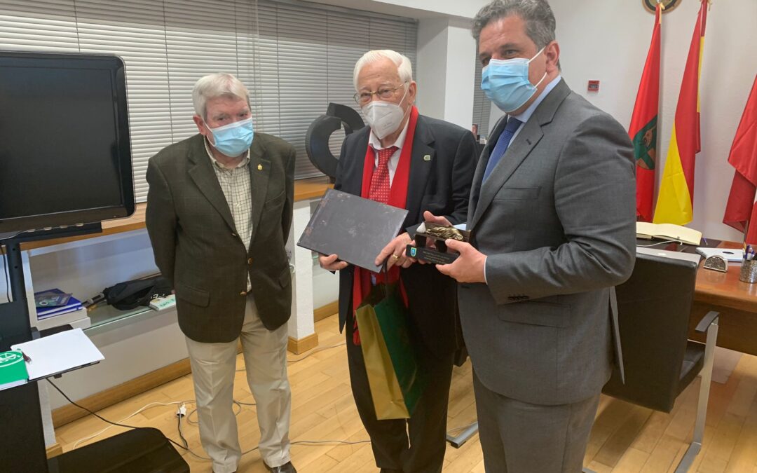 El Alcalde de Parla recibe al Padre Angel para hacerle partícipe de un gran proyecto dirigido a las personas mayores