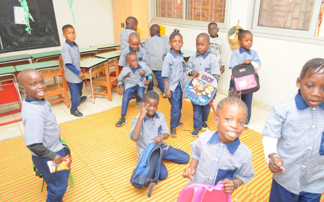 Ya hemos vuelto a la escuela, gracis al personal de la Escuela Maternelle Antonio Caravani, así como a las familias de estos menores.