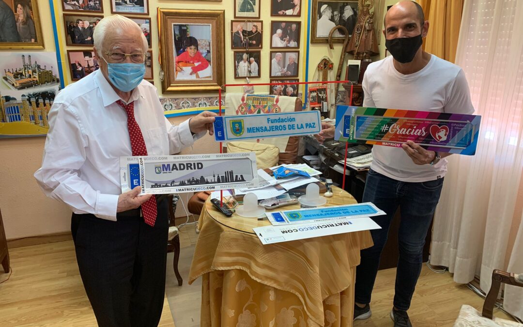El Padre Angel hace entrega de un banco solidario agradeciendo el convenio de colaboración con Matricudeco.com