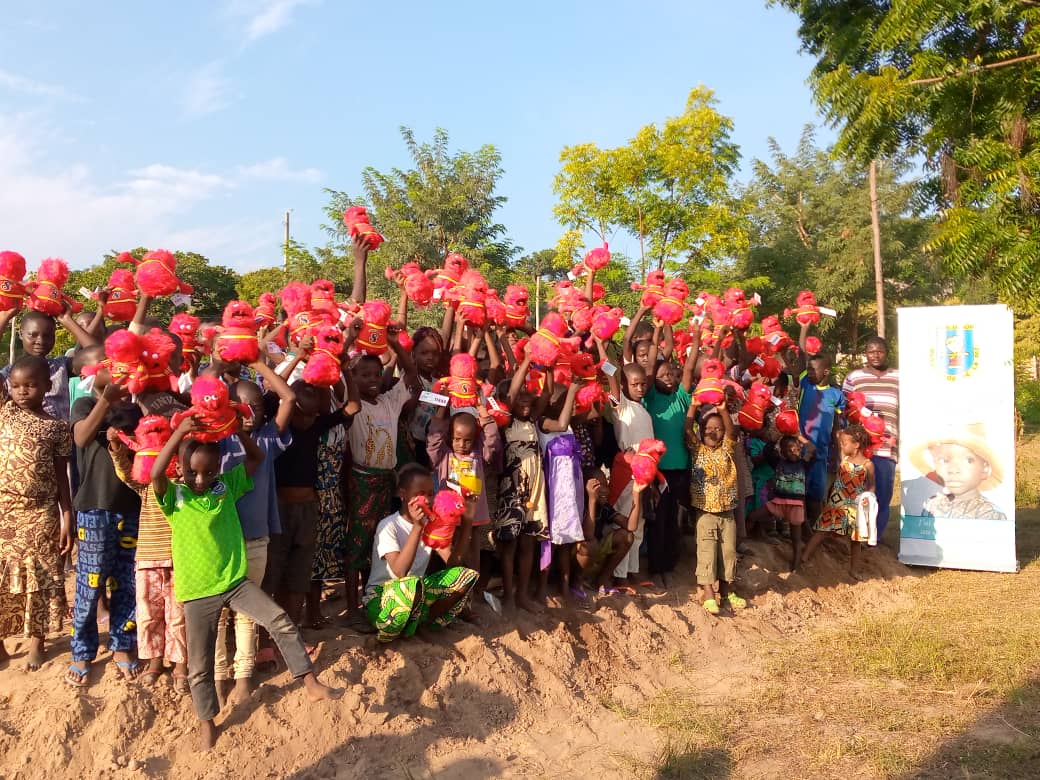 Finalización del campamento de verano de losniños de Benin