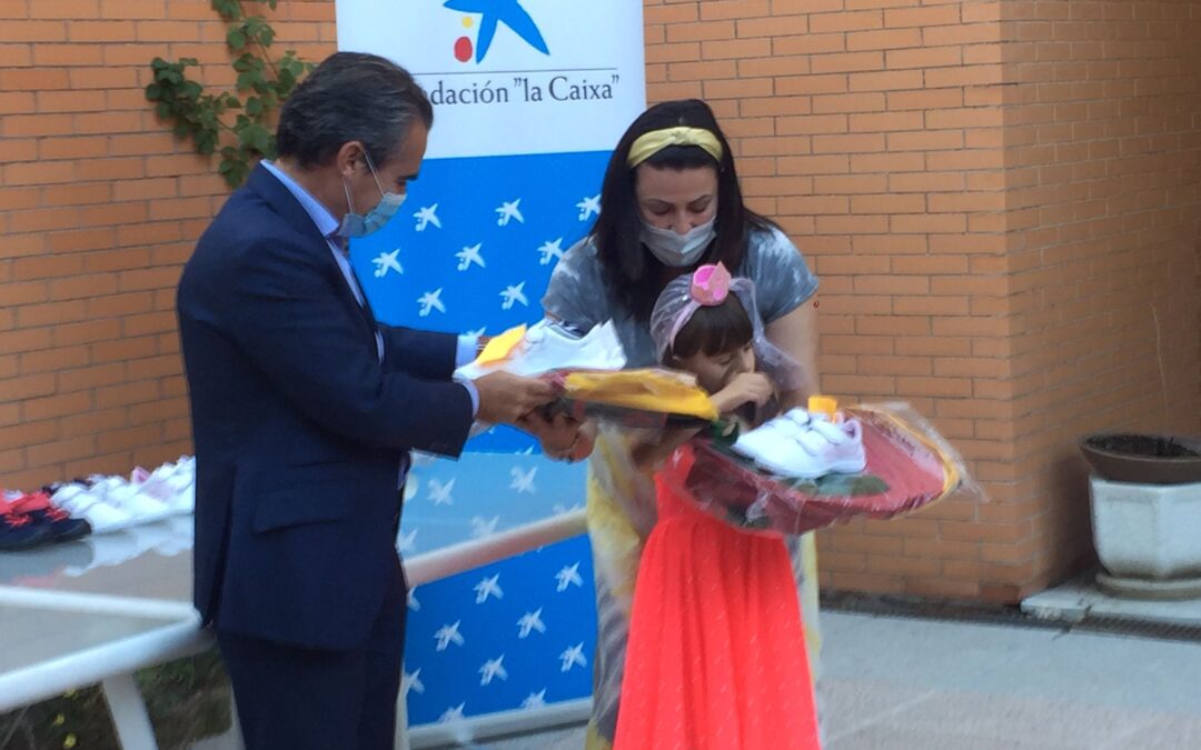 Nos han llegado 310 pares de zapatos para que los niños puedan estrenar zapatos nuevos al inicio del curso escolar