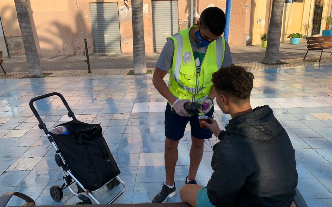 Reparto de desayunos en el Mantelete de Melilla a menores que viven en la calle