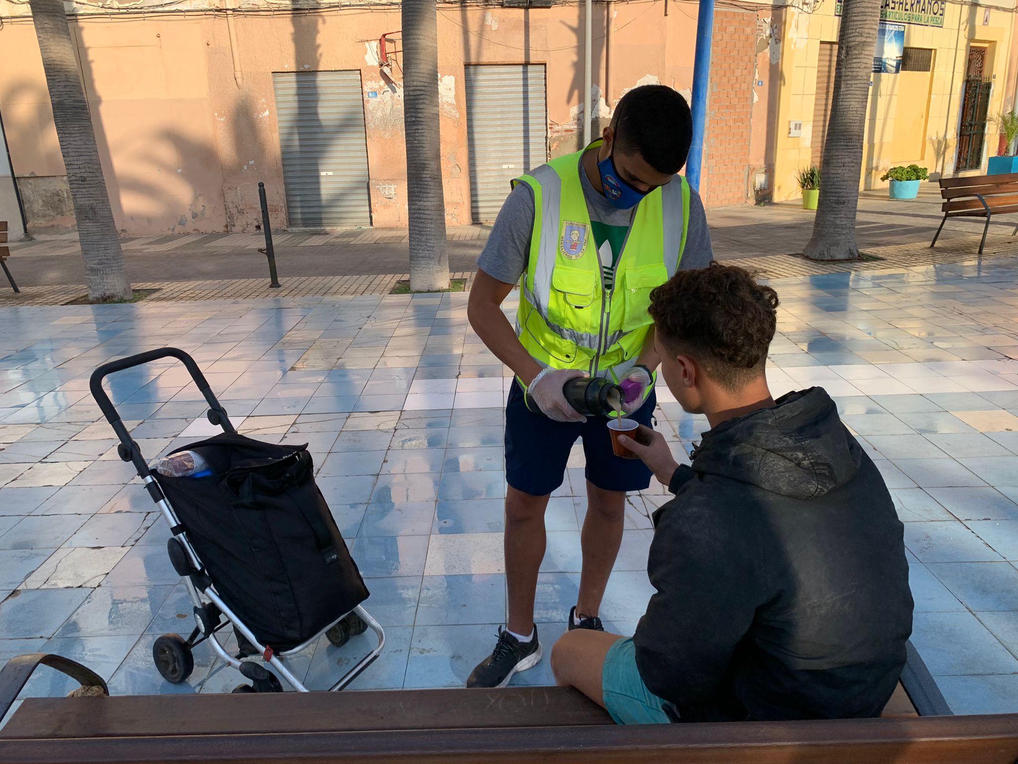 Reparto de desayunos en el Mantelete de Melilla a menores que viven en la calle