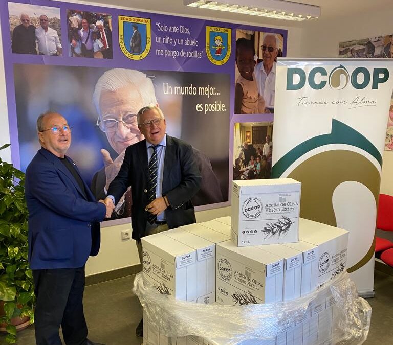 D. Juan Ignacio Blanco Morilla, Vocal del Consejo Rector de la Cooperativa DCOOP nos ha hecho llegar un palet de aceite de oliva virgen