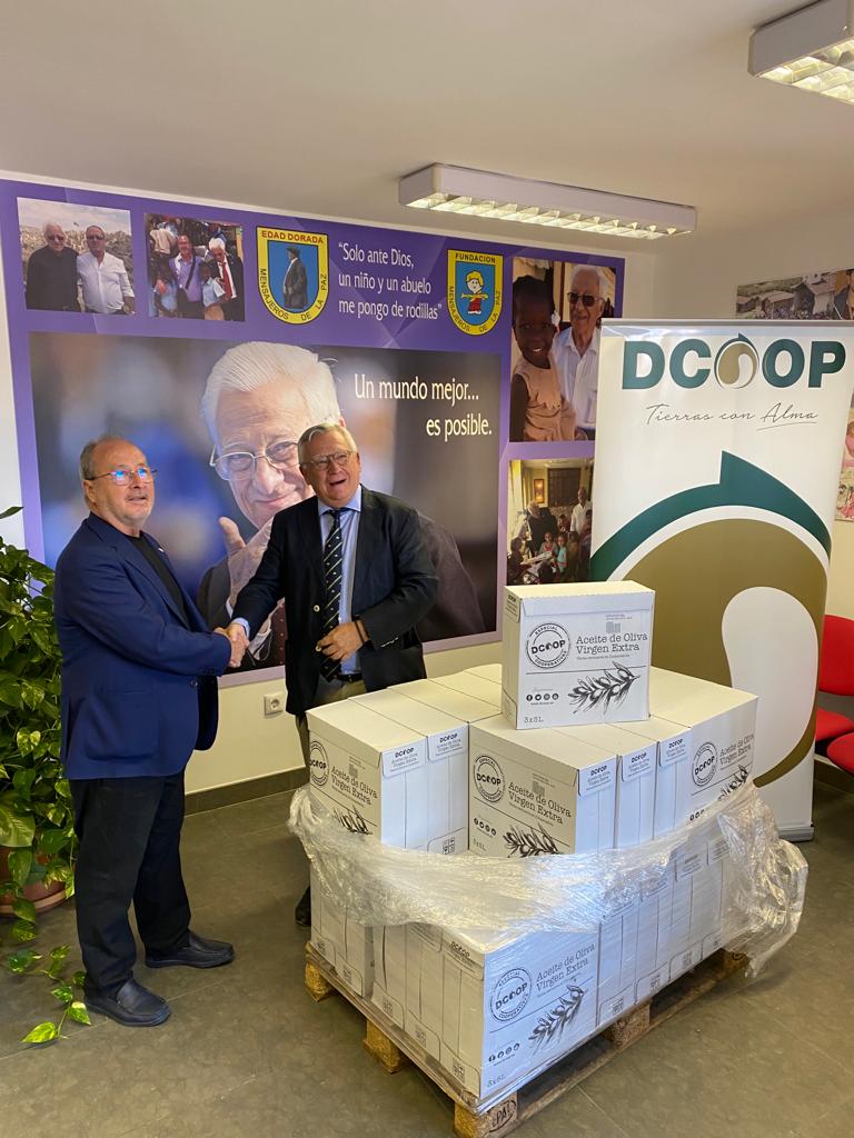 D. Juan Ignacio Blanco Morilla, Vocal del Consejo Rector de la Cooperativa DCOOP nos ha hecho llegar un palet de aceite de oliva virgen