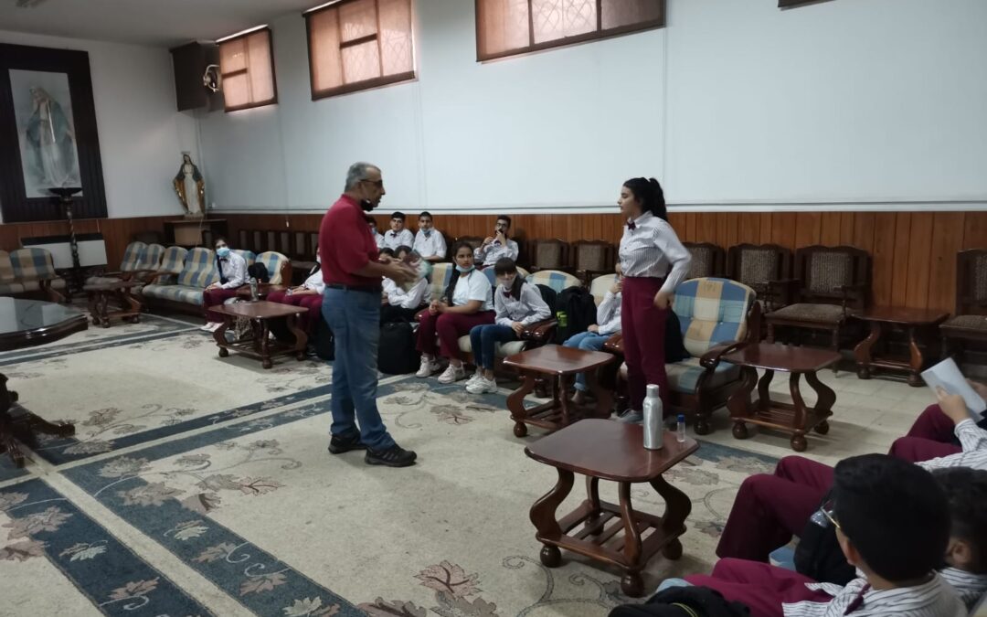 Nuestros alumnos de la Escuela Marka para refugiados, toman sus clases de catequesis