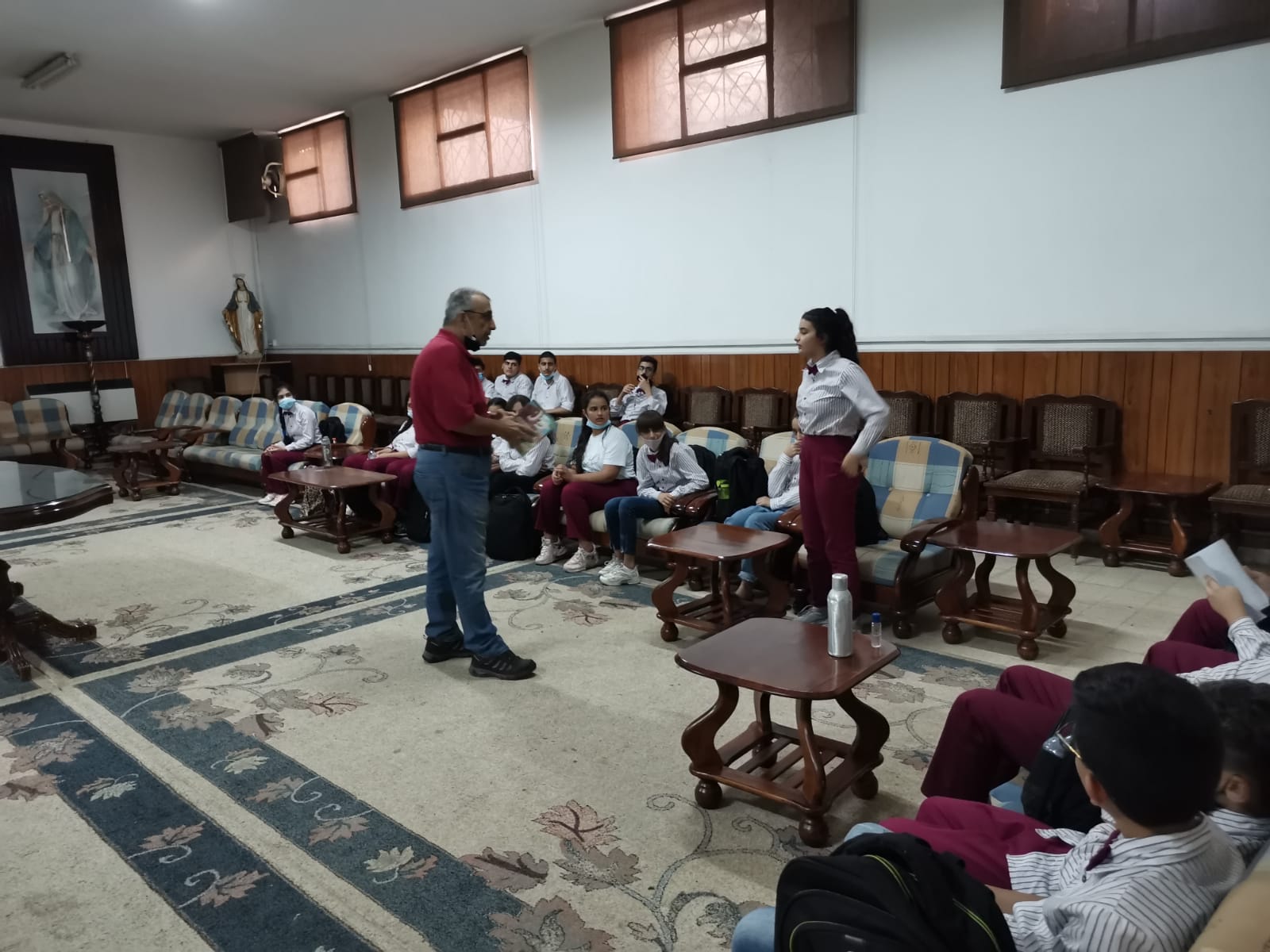 Nuestros alumnos de la Escuela Marka para refugiados, toman sus clases de catequesis