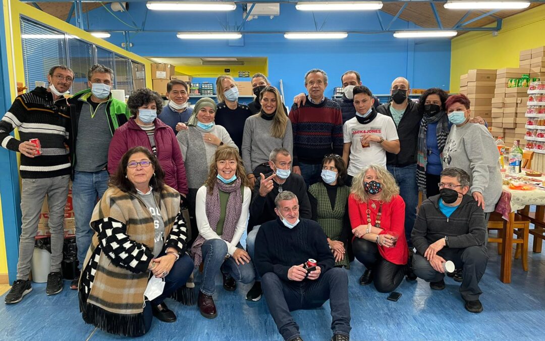 Ayer tuvo lugar en el Centro Familiar Mensajeros de la Paz Villaverde, con unos días de anticipación, la Copa de Navidad con los voluntarios