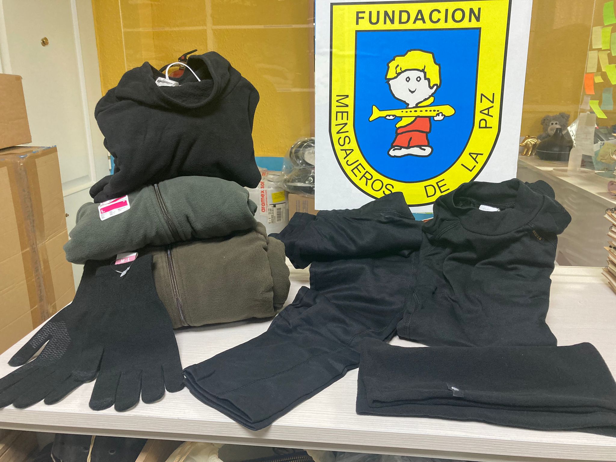 agradecimiento a @CaixaBank y @fundlacaixa por la entrega de forros polares, camisetas térmicas, pantalones térmicos, bragas de cuello, guantes, etc..