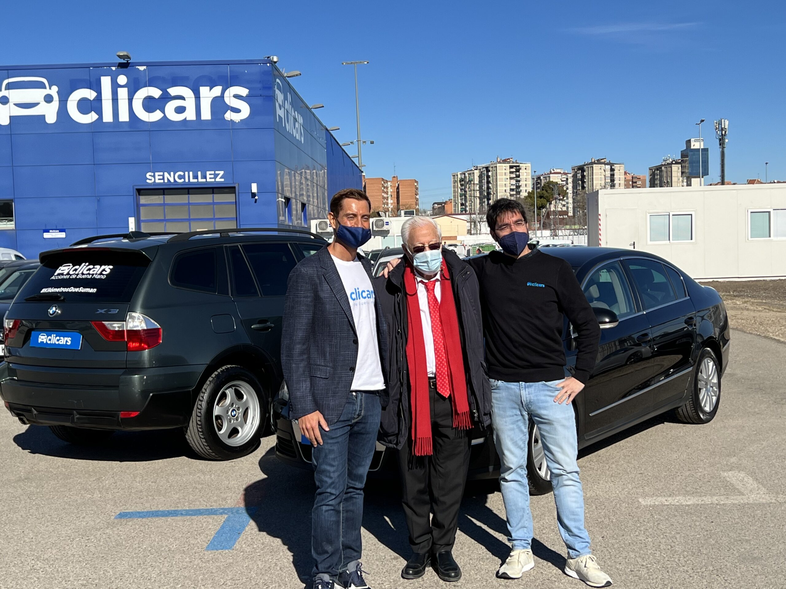Pablo y Carlos, dueños de @clicarsspain, han hecho entrega al Padre Angel de dos nuevos vehículos dentro del Programa Solidario