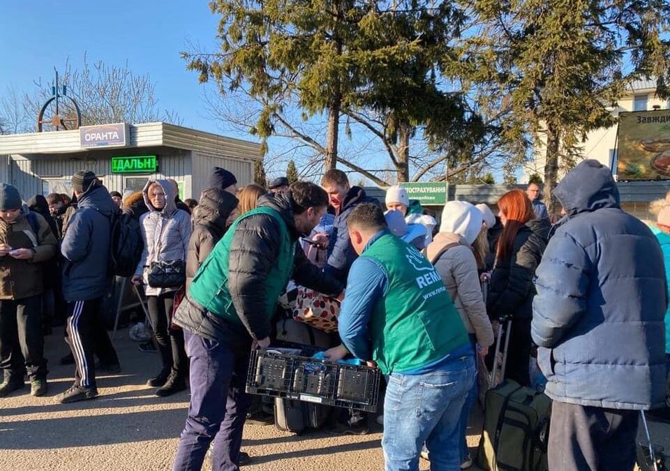 Reparto de chocolate dentro de Ucrania cerca de la frontera de Polonia