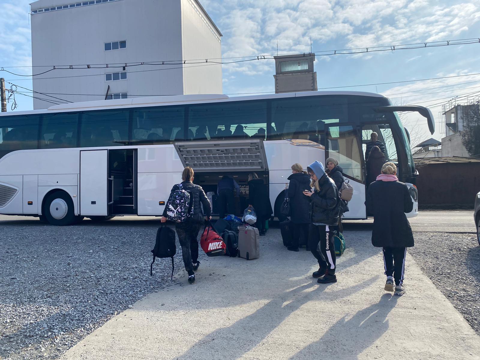 Llegada de refugiados a la carpa montada por la Fundación Mensajeros de la Paz junto a REMAR