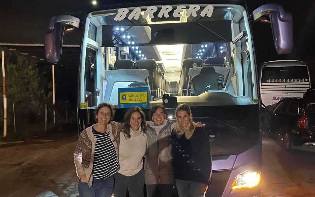 Salida de un autobus desde Gerona para recoger refugiados en Oradia