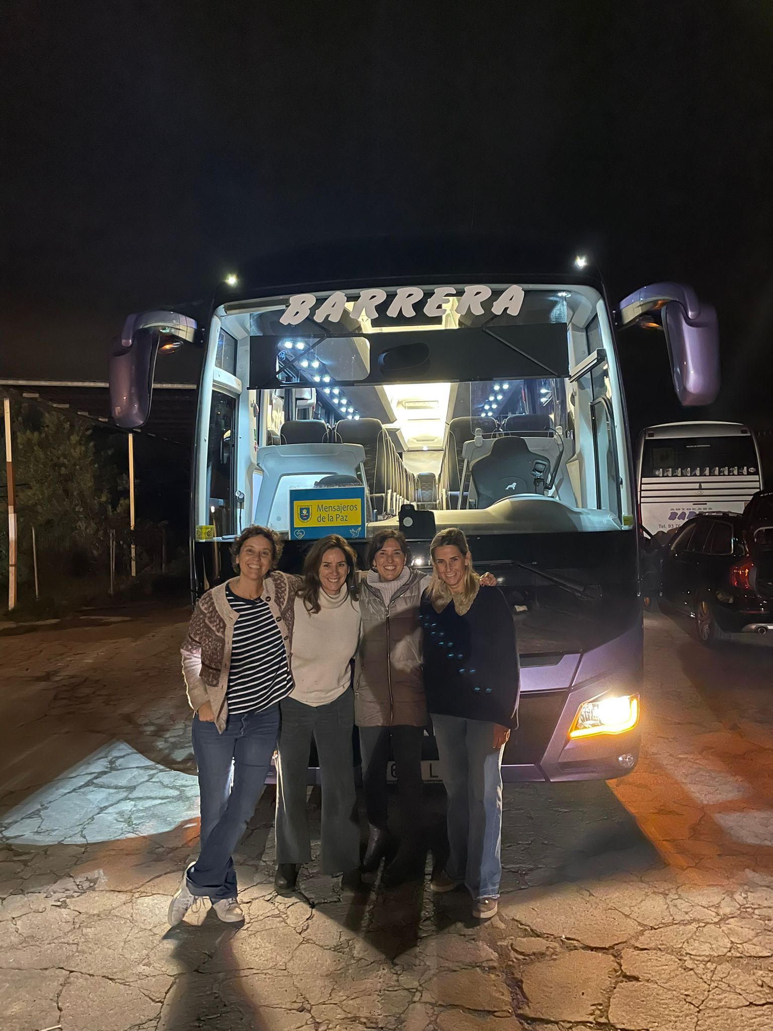 Salida de un autobus desde Gerona para recoger refugiados en Oradia