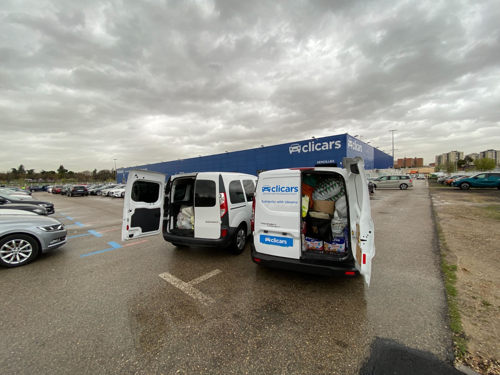 Envio de dos furgonetas para la frontera de Ucrania