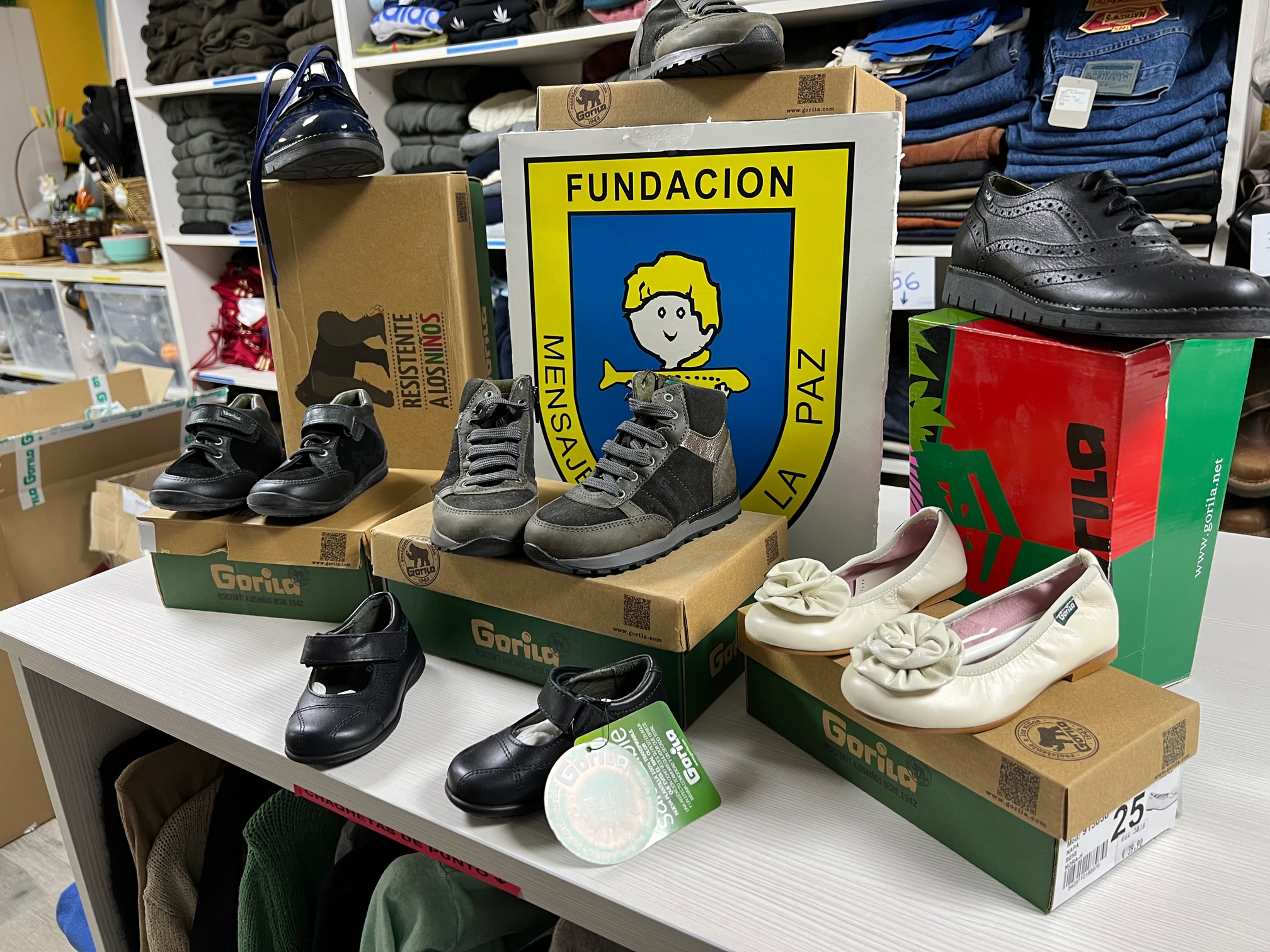 Donación de zapatos de niños Gorila