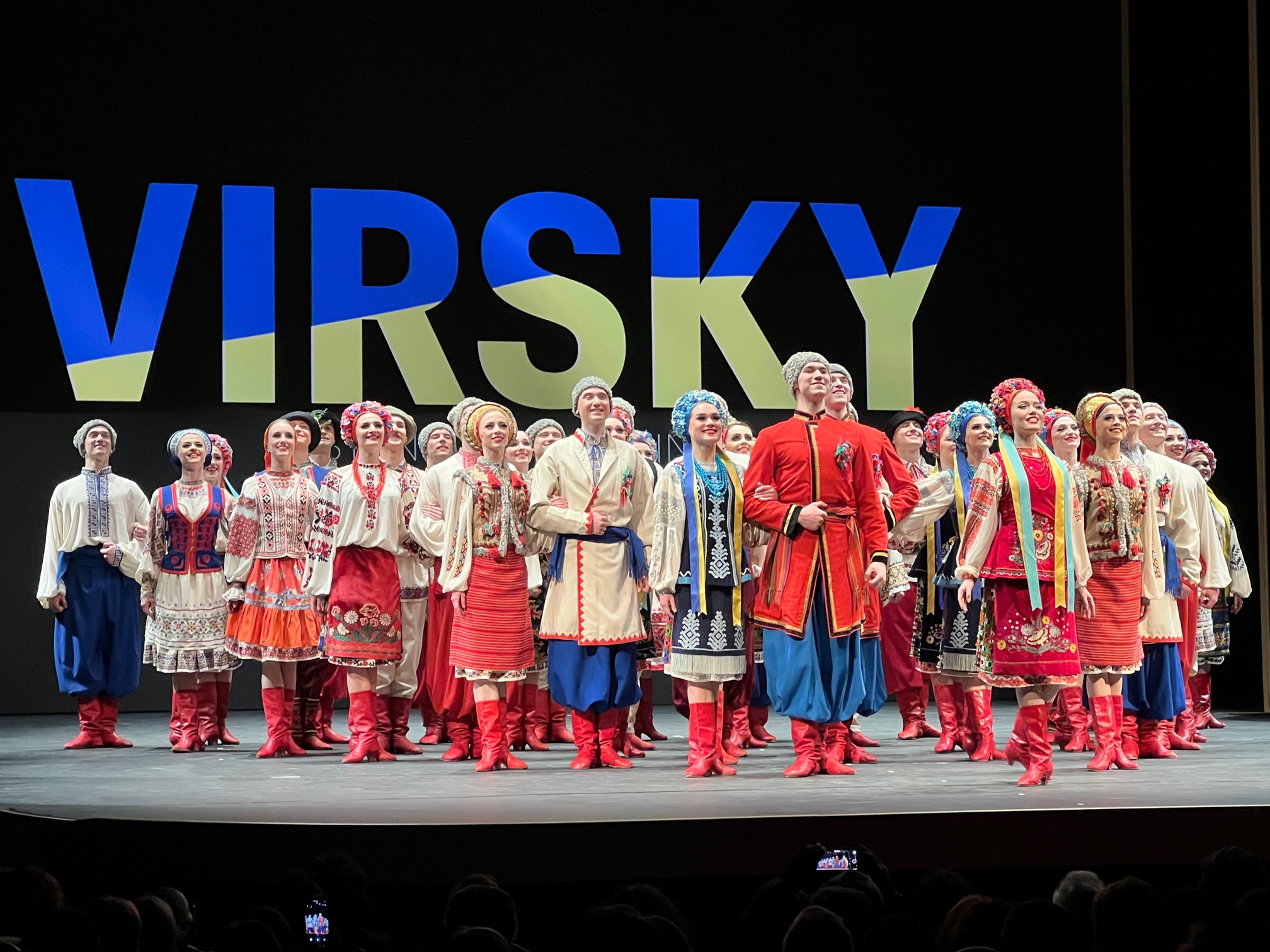 Canto del Himno en el Concierto Solidario