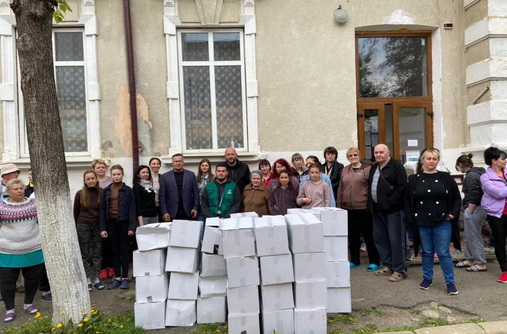 Entrega de cestas de alimentos en la ciudad de Vizhnitsa en Ucrania
