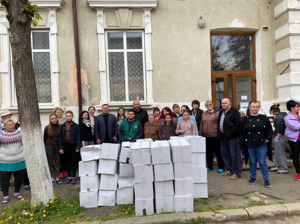 Entrega de cestas de alimentos en la ciudad de Vizhnitsa en Ucrania