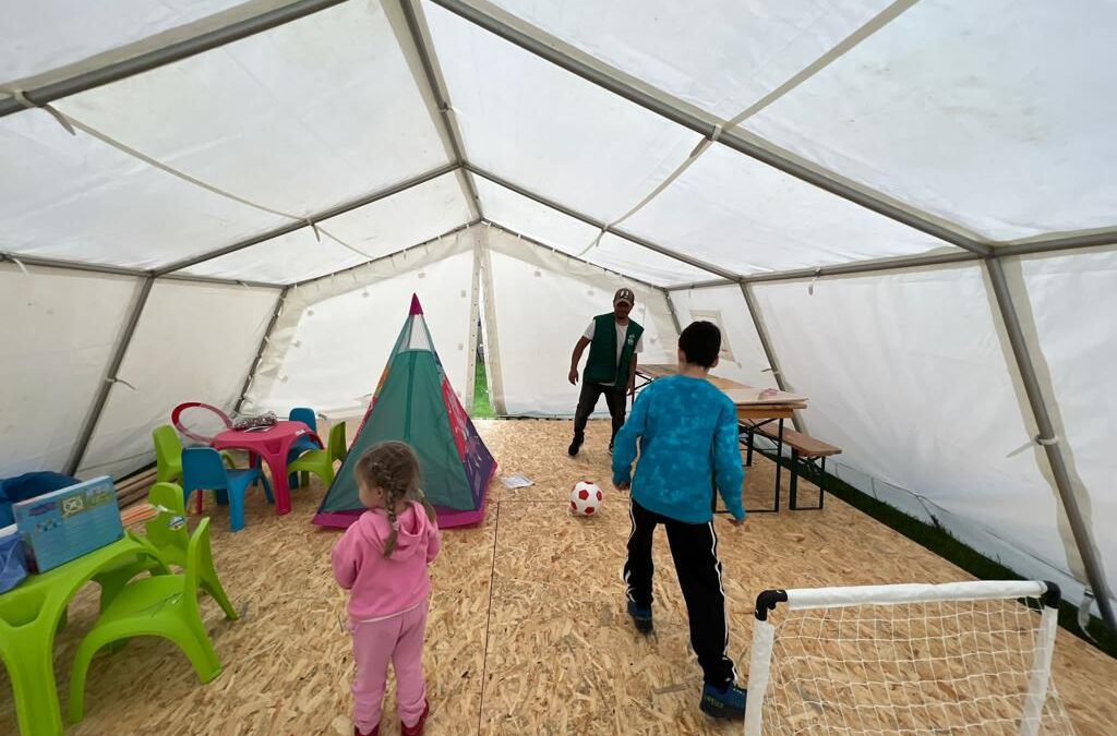 Instalación carpa de Fundación Once en Rzeszów, carpa para actividad con niños refugiados de Ukraina