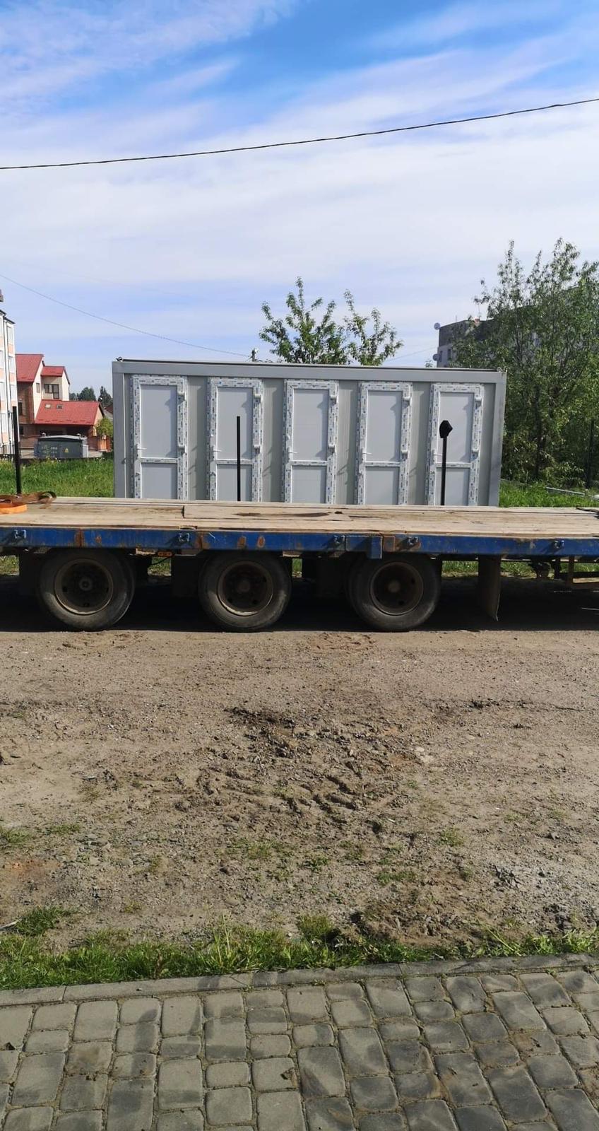 LLegada container duchas a Ucrania a la ciudad de Mostyska