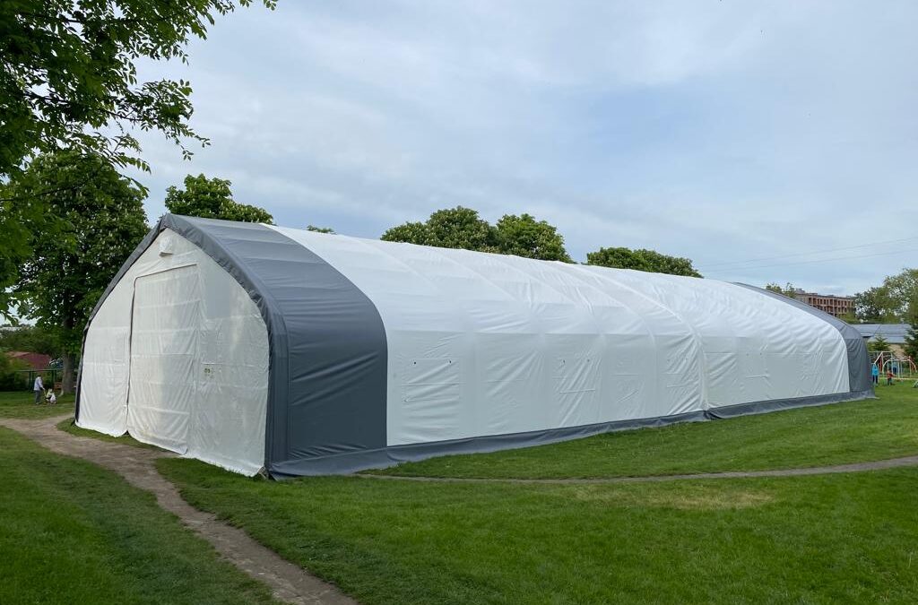 Montada la carpa en la base de ayuda en Mostyska Ucrania cerca de la frontera de Polonia