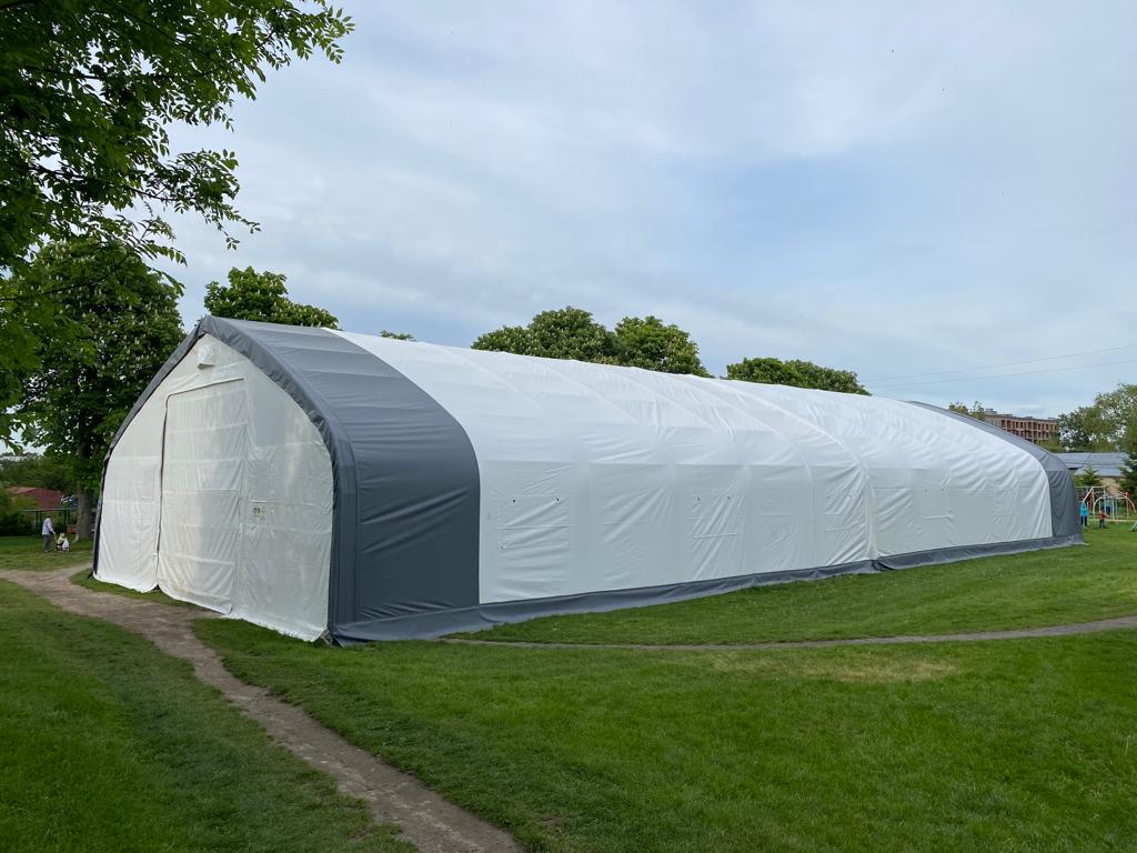 Montada la carpa en la base de ayuda en Mostyska Ucrania cerca de la frontera de Polonia