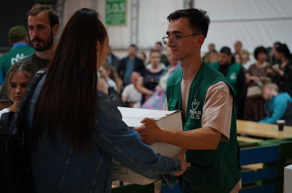 Reparto de cajas para familias en la ciudad de Chernivtsi Ucrania