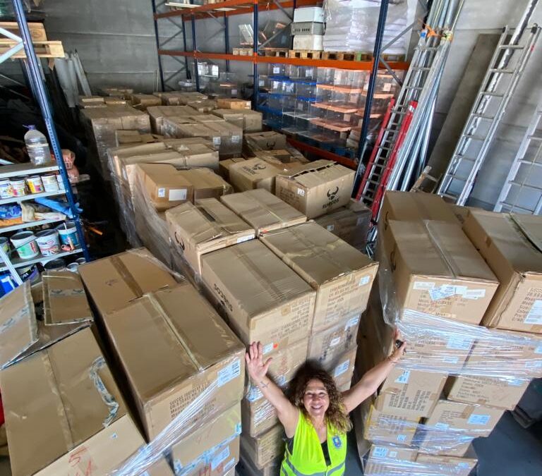 Donación de un trailer con zapatillas para los centros de Mensajeros en Valencia a través de ISF