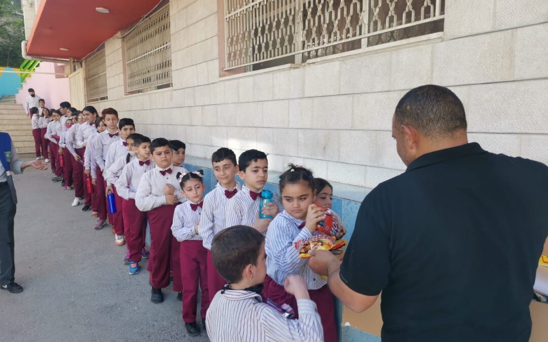 Los niños de la escuela de Marka en Jordania Aman pintan las paredes