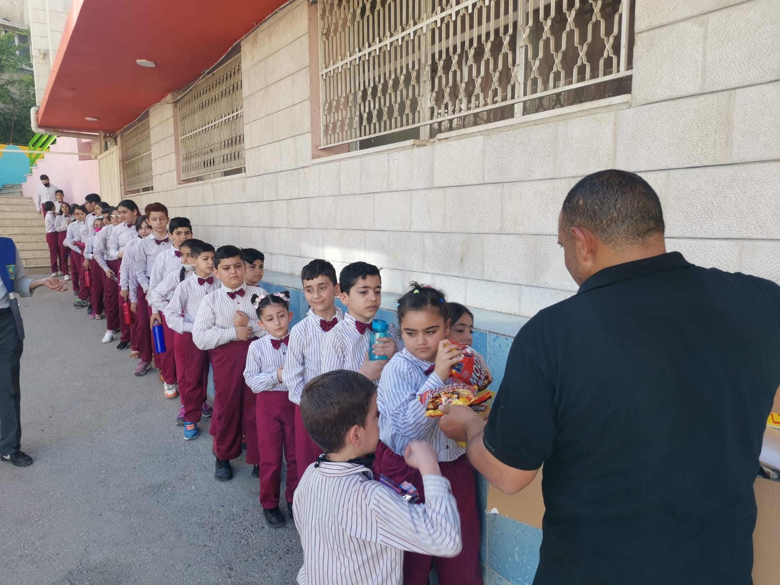 Los niños de la escuela de Marka en Jordania Aman pintan las paredes