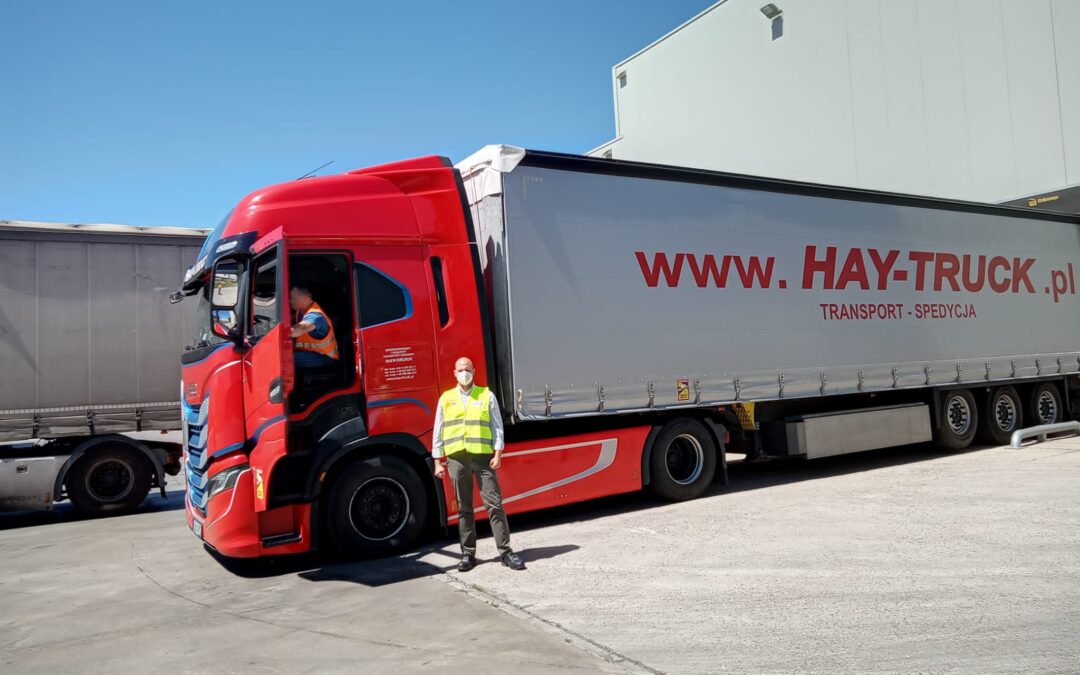 Salida de un trailer con ayuda humanitaria de Fundación ONCE hacia la frontera de Ucrania con Polonia