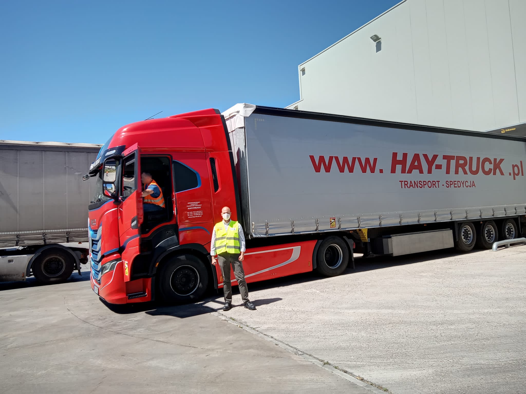 Salida de un trailer con ayuda humanitaria de Fundación ONCE hacia la frontera de Ucrania con Polonia