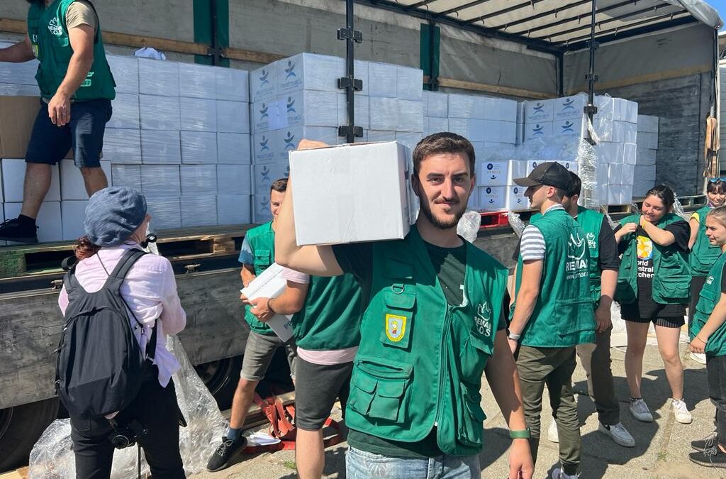 Reparto de cajas con alimentos en Chernivtsi en Ucrania