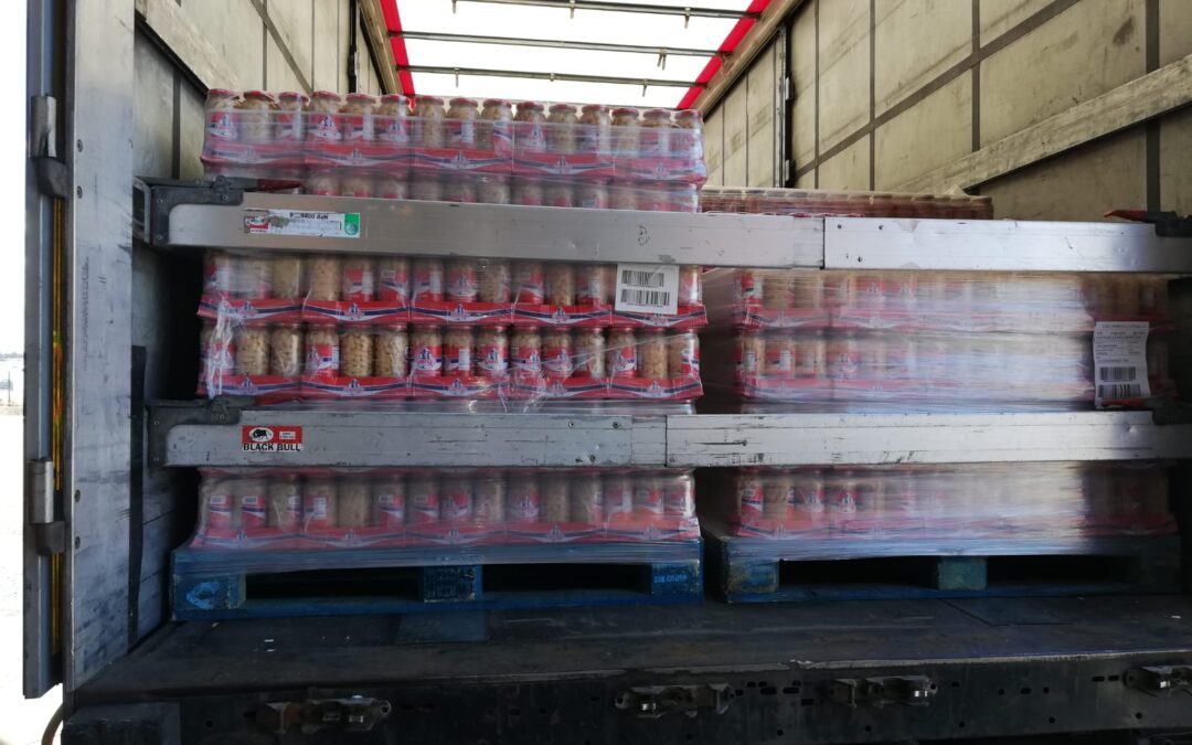 Salida de un trailer con ayuda humanitaria: 32 palets de Legumbres Luengo