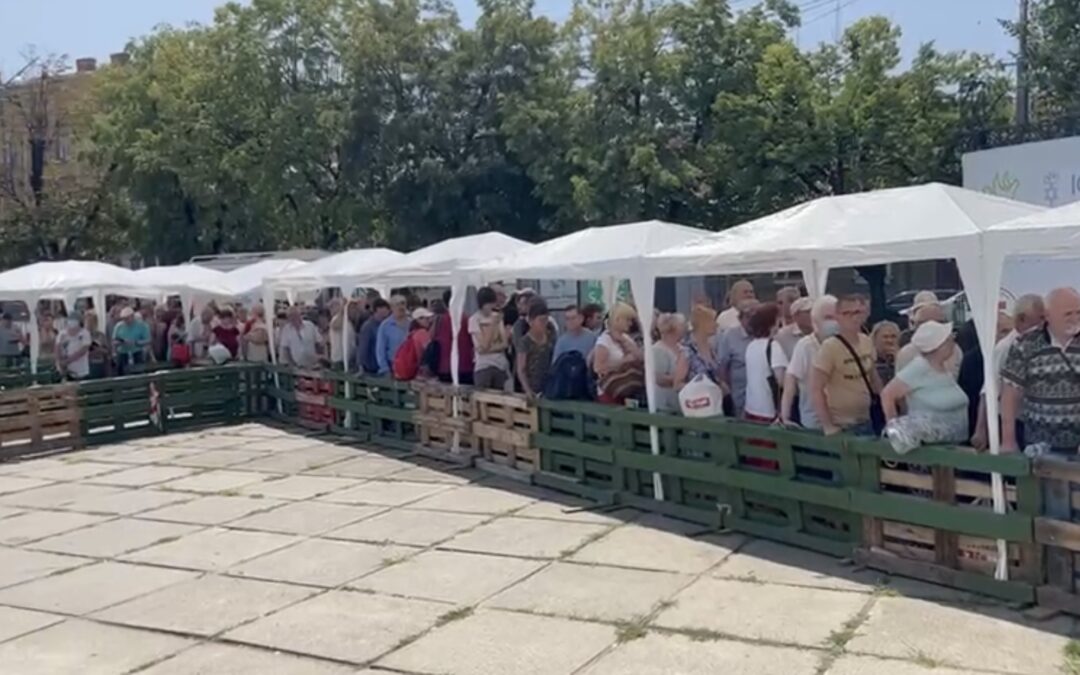 Un grupo de voluntarios amenizan con música la hora del almuerzo en nuestro campamento de Chernivtsi  En Ucrania
