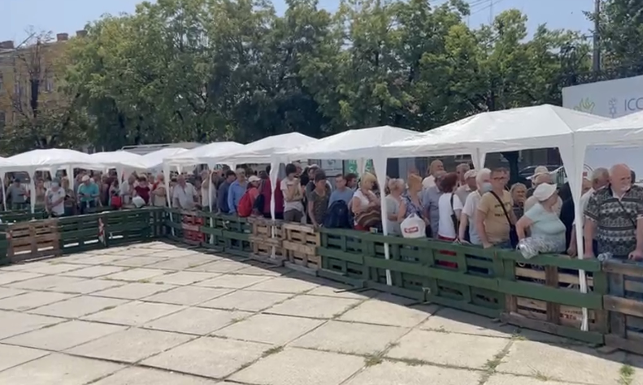 Un grupo de voluntarios amenizan con música la hora del almuerzo en nuestro campamento de Chernivtsi  En Ucrania