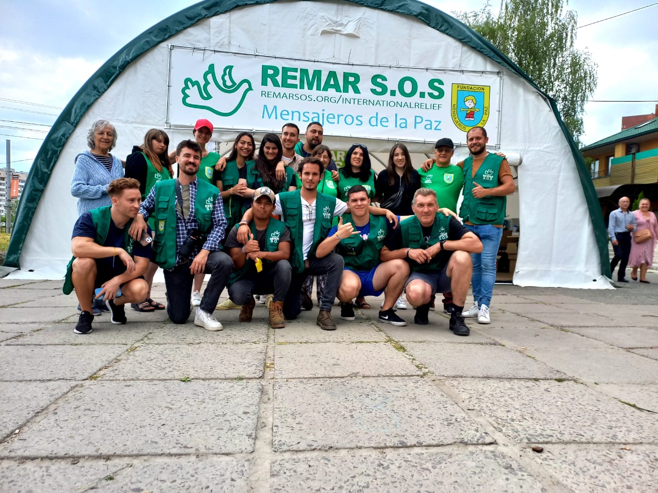 Imagen del grupo de voluntarios en Ucrania