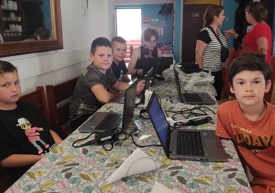 Escuela online a los niños refugiados que atendemos en un Hotel en Polonia