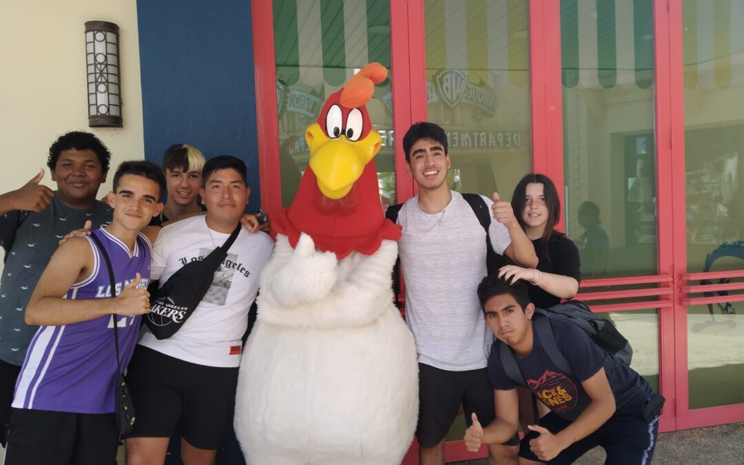 Usuarios y voluntarios de Villaverde pasan un día en el Parque de la Warner