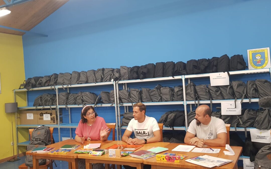Entrega de mochilas y material escolar en el Centro Familiar Mensajeros de la Paz Villaverde