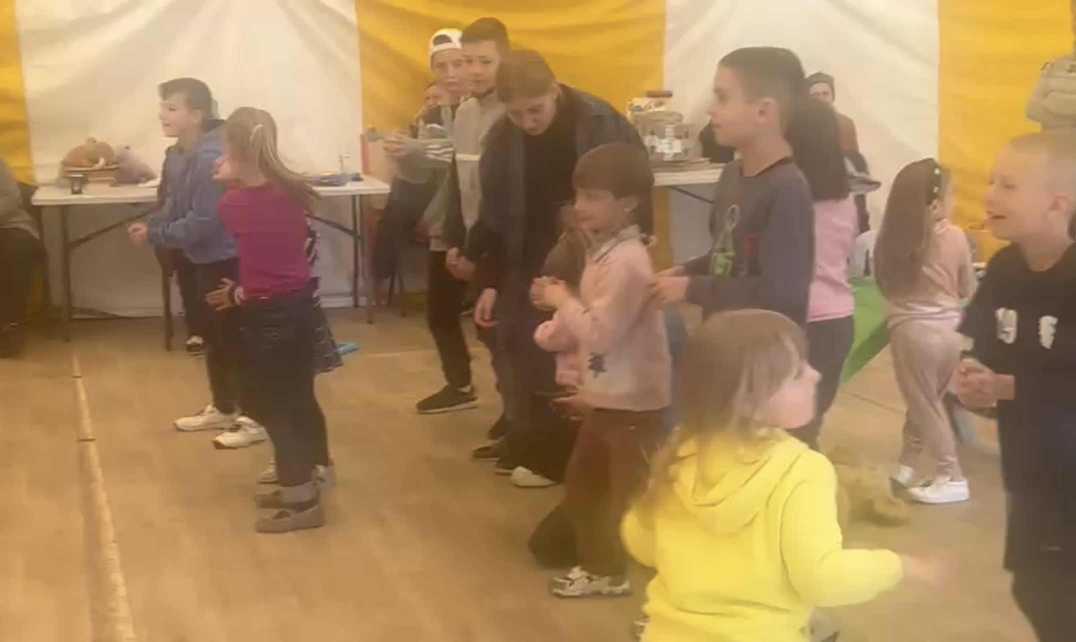 Baile en el campamento de Chernivtsi en Ucrania