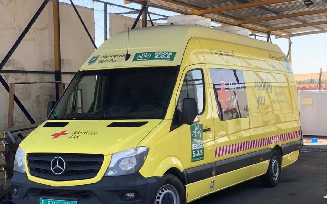 Convoy de ayuda humanitaria y unidad movil médica en Ucrania